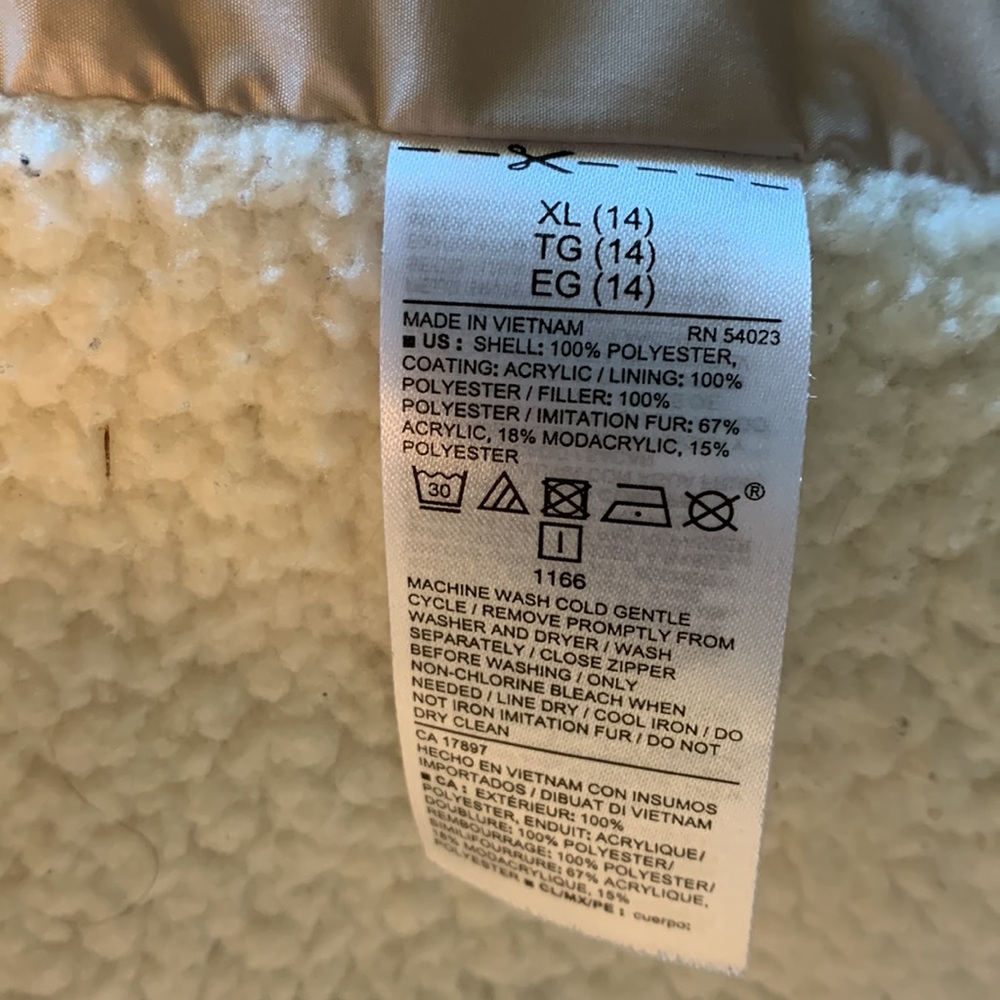 Old Navy Girls Puffer Jacket - Picture 7 of 7